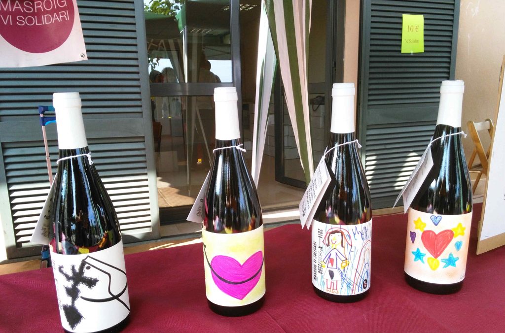 Els alumnes d'escoles del Priorat han pintat les etiquetes.