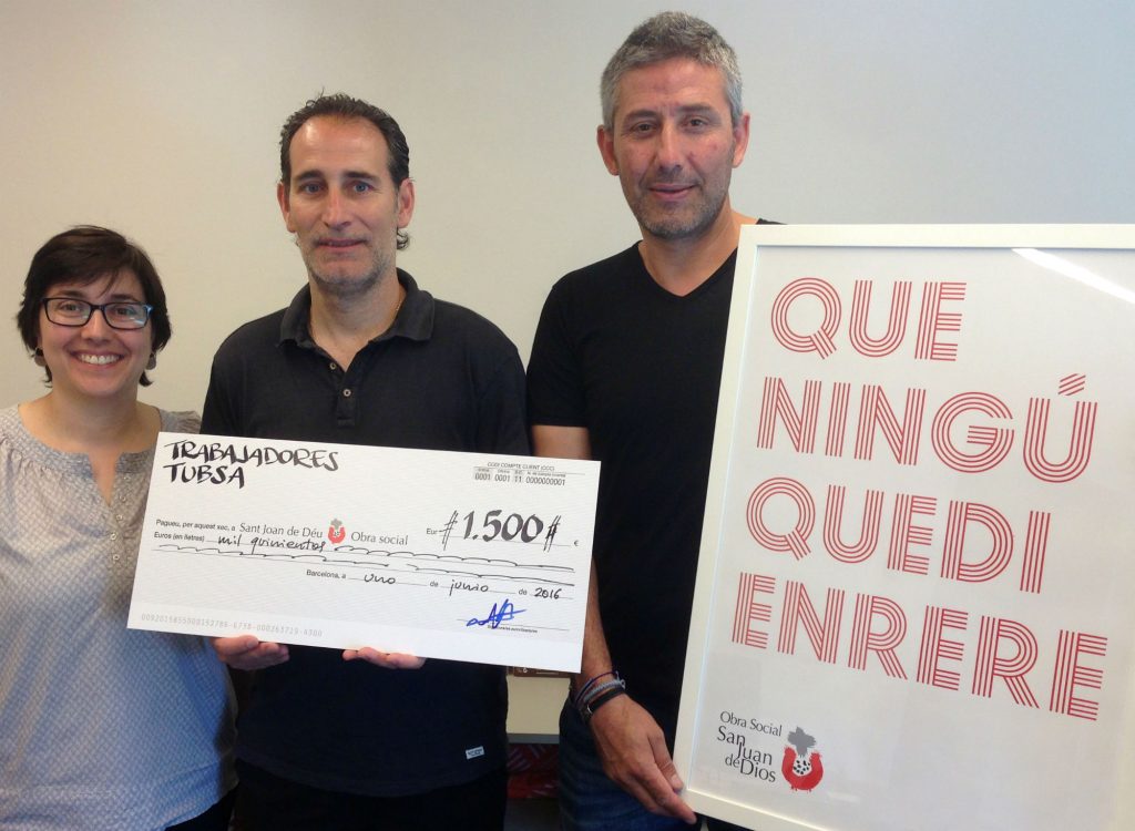 Dos treballadors de TUBSA han fet el lliurament dels 1.500 euros a Sant Joan de Déu.