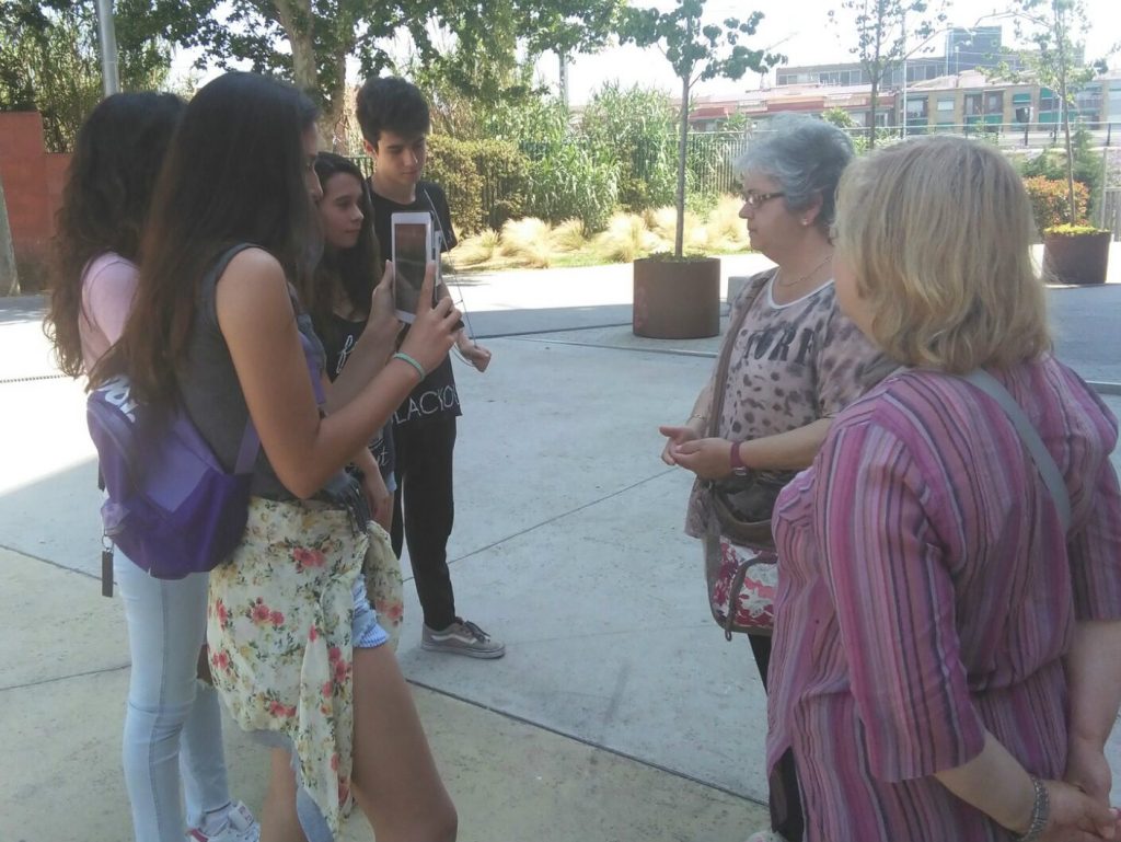 Alumnes de l'institut Quatre Cantons parlant amb usuàries.