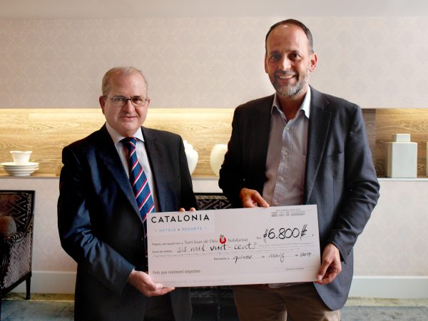 Entrega del cheque de 6.800 euros al director de la Obra Social San Juan de Dios.