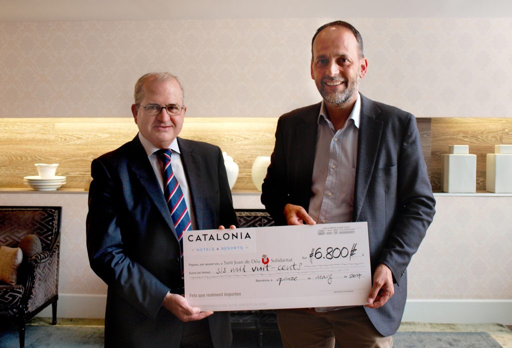 Entrega del xec de 6.800 euros al director de l'Obra Social Sant Joan de Déu.