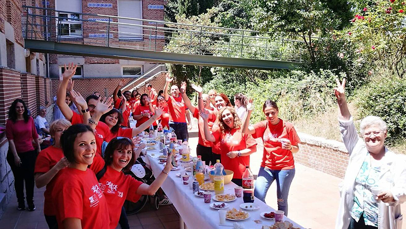 Usuaris del centre Sociosanitari Sant Joan de Déu d'Esplugues reben explicacions sobre les aplicacions creades per alumnes de l'Institut Dr. Puigvert de Barcelona.