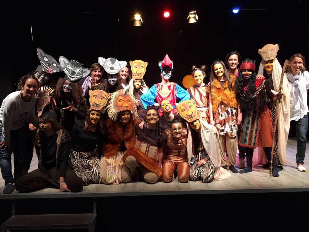 Actrius del musical 'El Rey León' en benefici de Sant Joan de Déu.