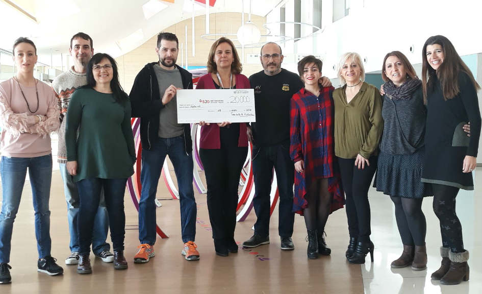 Voluntarios de la asociación visitaron el Hospital y entregaron el cheque con los fondos conseguidos