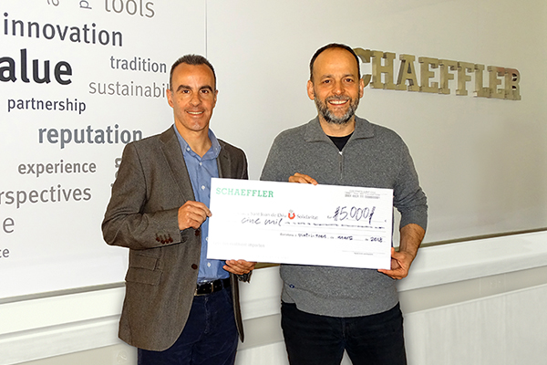 Entrega del cheque de 5.000 euros de Schaeffler a Oriol Bota, director de la Obra Social San Juan de Dios.