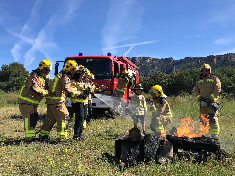 L’Ainhoa, una nena de 13 anys atesa a Sant Joan de Déu, i el seu germà, amb un grup de Bombers del parc de Matadepera per la foto del calendari solidari Bombers amb causa 2019.