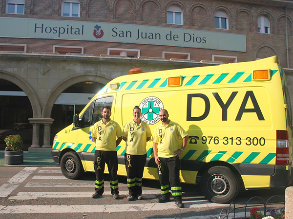 Ambulancia de la DYA, Asociación de Ayuda en Carretera Zaragoza delante hospital San Juan de Dios de Zaragoza.