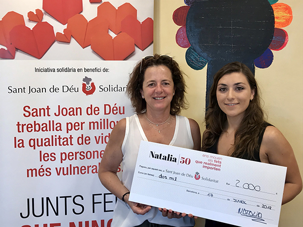 La Natàlia lliurant el xec de 2.000 euros a la Judit, de l'Obra Social Sant Joan de Déu.