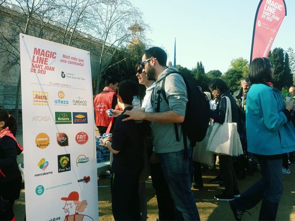 Avituallamiento con pancarta de empresas colaboradoras