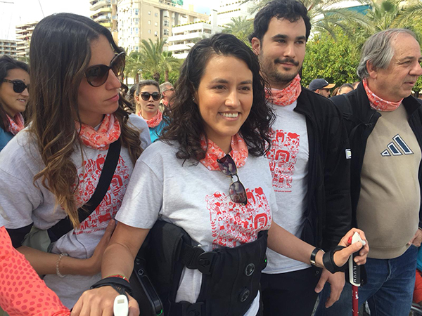 Mónica, primera mujer con exoesqueleto caminando en la Magic Line SJD Mallorca