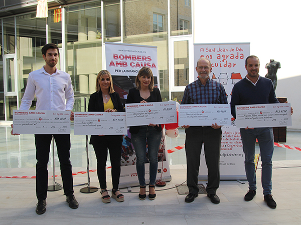 Els projectes finançat per Bombers amb Causa i els seus representats dels centres de Sant Joan de Déu.