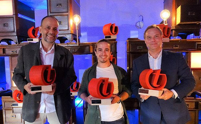 Premios Talent a la campaña Las Caras de la Vulnerabilidad recogido por Oriol Bota.