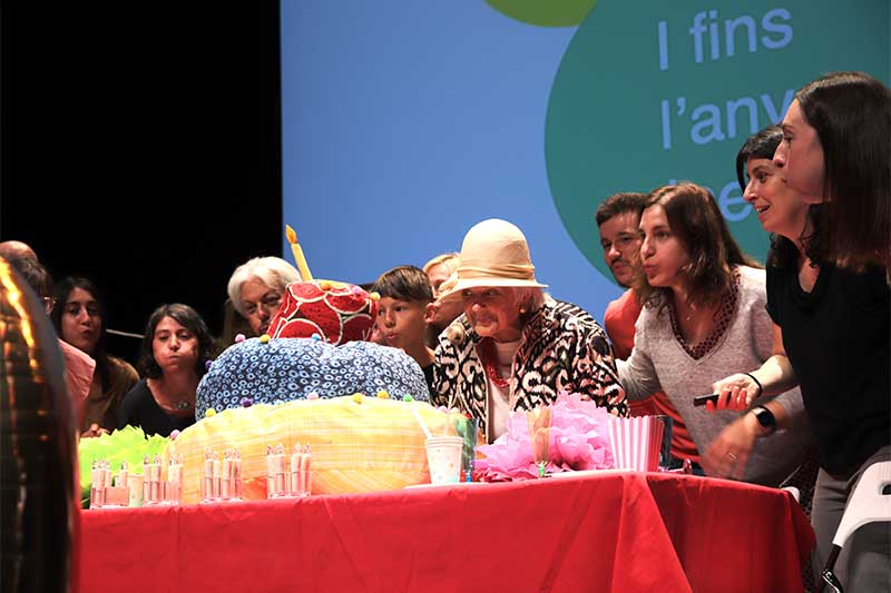 20è Premi Pilarín Bayés. Moment en què es bufen les espelmes.