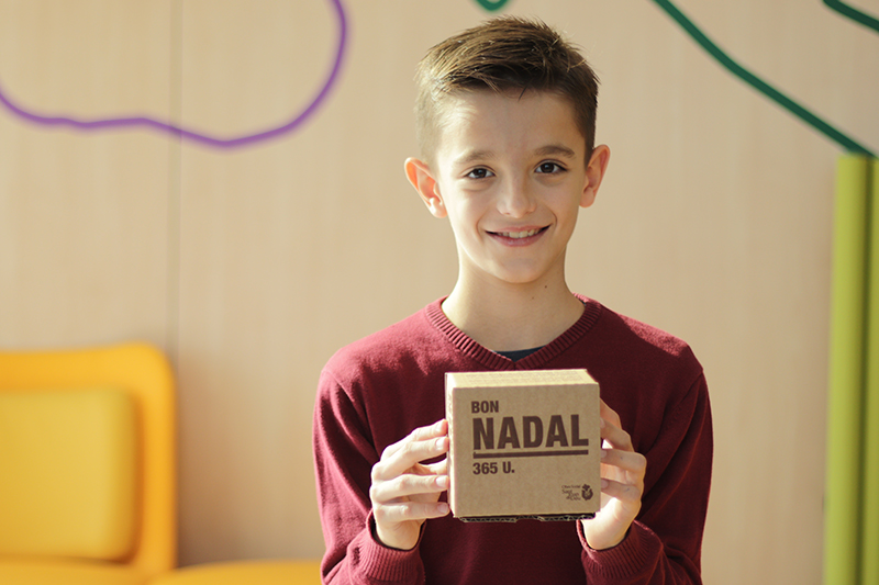 Jordi, pacient de l'Hospital SJD amb una caixa de Nadal.