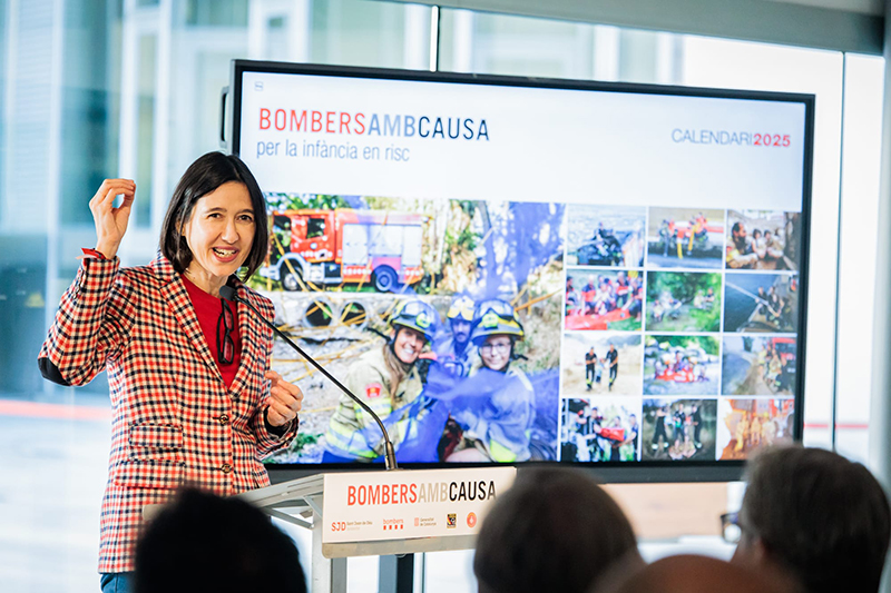 La consellera Núria Parlón en l'acte presentació calendari Bombers amb Causa 2025 a Girona.