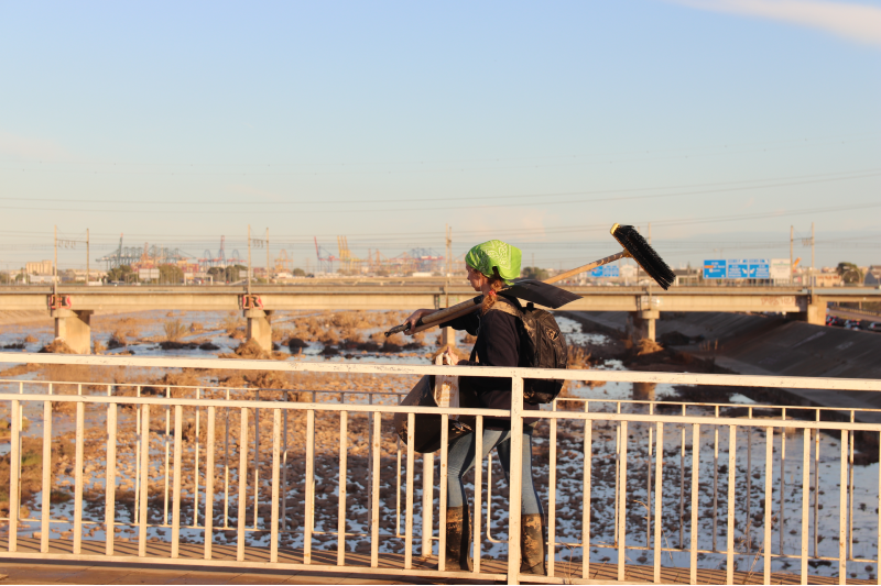 Voluntaria desplazándose por un puente.