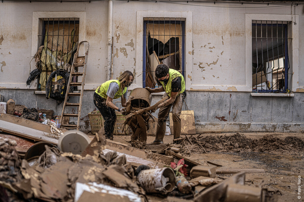 Dos voluntarios trabajando en la emergencia de la DANA en Valencia