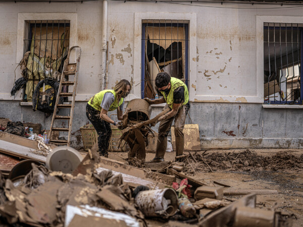 Dos voluntarios trabajando en la emergencia de la DANA en Valencia