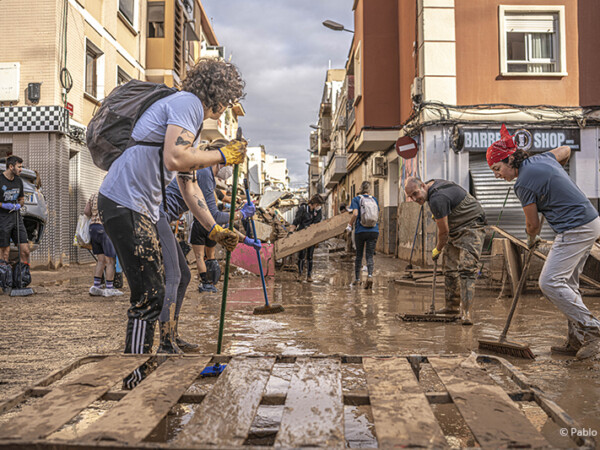 Voluntariado limpia las calles de Paiporta tras la riada porvocada por las lluvias torreciales de la DANA. (c) Pablo Tosco