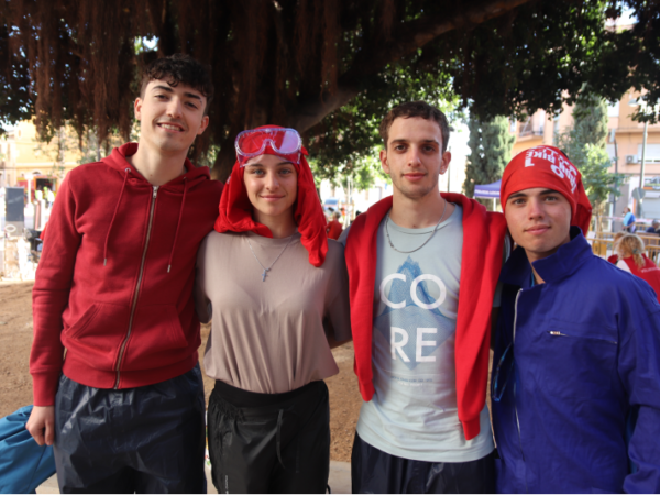 David, Amaya, Álex y Chechu son voluntarios que se han desplazado hasta La Torre para ayudar a personas afectadas por la DANA