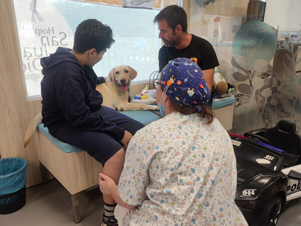 Unidad de salud bucodental del Hospital SJD Zaragoza con Zeta, la perra de terapia con animales.
