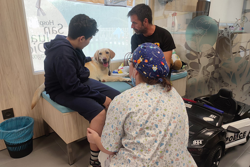 Unidad de salud bucodental del Hospital SJD Zaragoza con Zeta, la perra de terapia con animales.