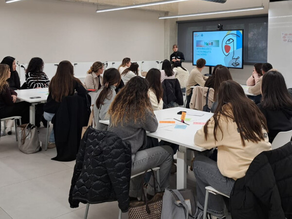 Jóvenes participando en la HackB