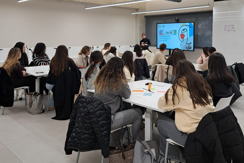 Jóvenes participando en la HackB