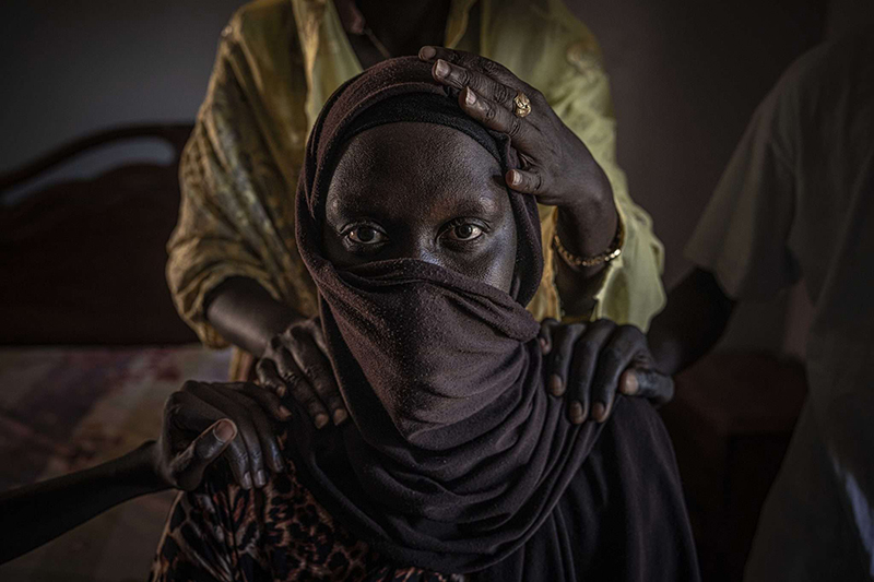 La Fatou acompanyada emocionalment dels seus germans i germana a la seva llar de Richard Toll, pateix de trastorns d'ansietat des de fa 8 anys, va estar ingressada en un hospital psiquiàtric de Dakar però la distància amb la seva comunitat d'origen dificultava que la seva família pogués tenir-ne cura i una vegada donada d'alta va deixar d'assistir al centre per al seguiment provocant una tràgica recaiguda.