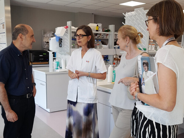 El Dr. Josep Lluis Lirio i la Dra. Núria Pardo, patrons de la Fundació Jané, van visitar el laboratori i van conèixer de la mà de la Dra. Cinzia Lavarino, directora del programa de càncer infantil de l'Hospital Sant Joan de Déu.