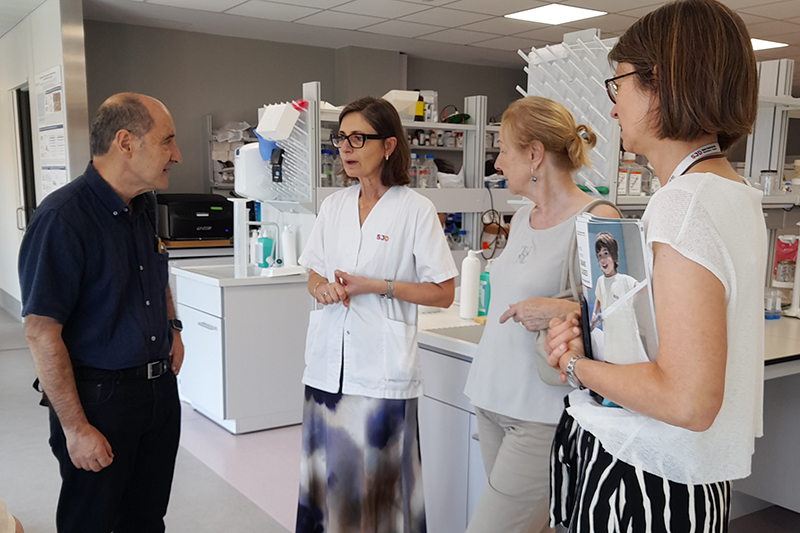 El Dr. Josep Lluis Lirio i la Dra. Núria Pardo, patrons de la Fundació Jané, van visitar el laboratori i van conèixer de la mà de la Dra. Cinzia Lavarino, directora del programa de càncer infantil de l'Hospital Sant Joan de Déu.