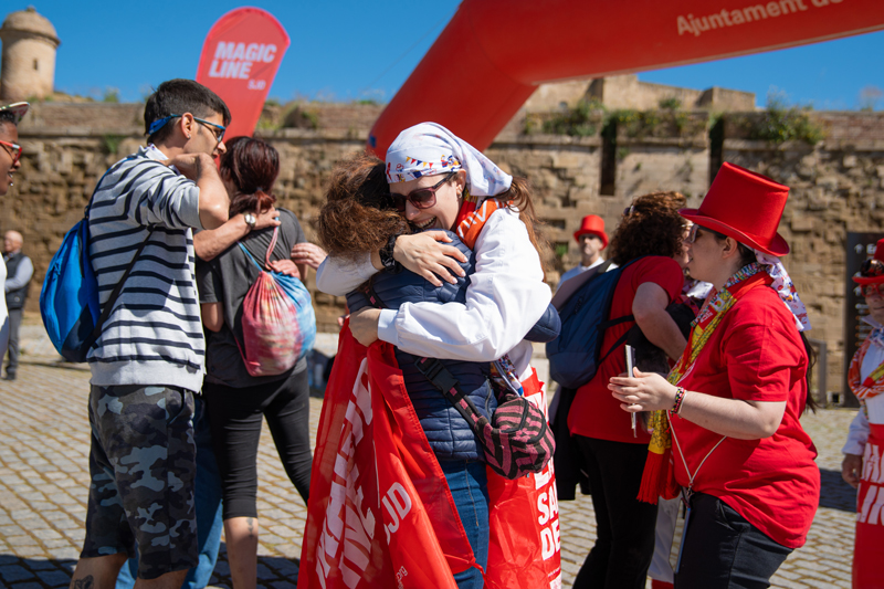 Participants de la Magic Line SJD 2025 s'abracen a l'arribada