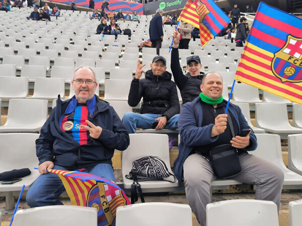 Usuaris al partit de fútbol del barça femení a Montjuïc